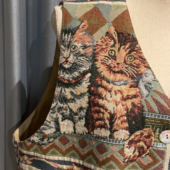 Hamilton Cat Kitten Vest, mother-of-pearl buttons - Picture 7 of 16